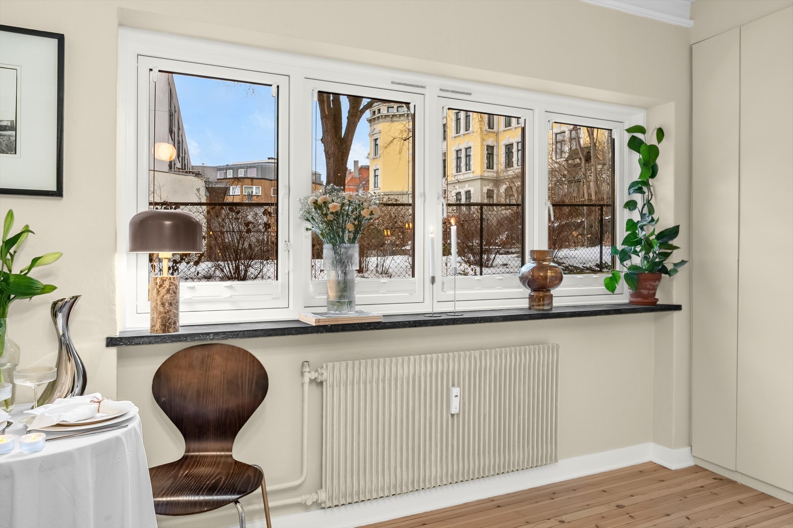 Flotte vindusflater som gir rikelig med lysinnslipp. Med beliggenhet mot indre gård er man helt skjermet for sjenanse fra gateplan. Galleribilde