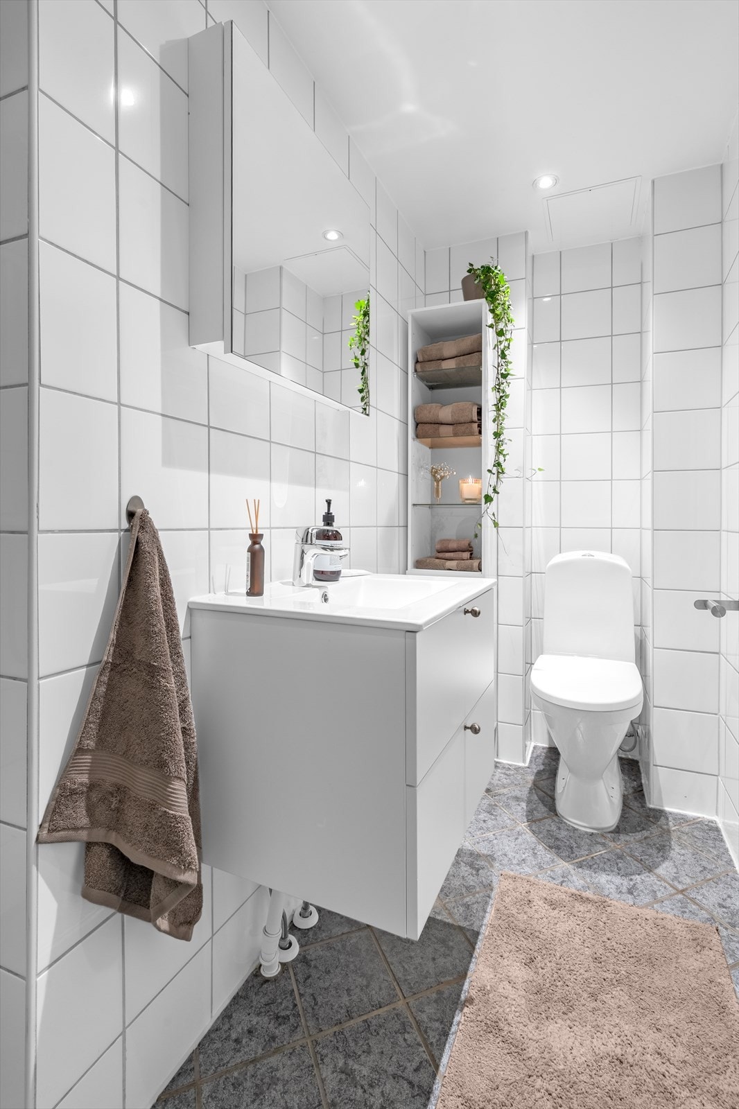 Pent bad pusset opp i regi av aksjelaget i 2004. Badet er nylig oppgradert med nytt toalett (2023), nytt servantskap med vask og ny dusjdør i glass (2025). Galleribilde