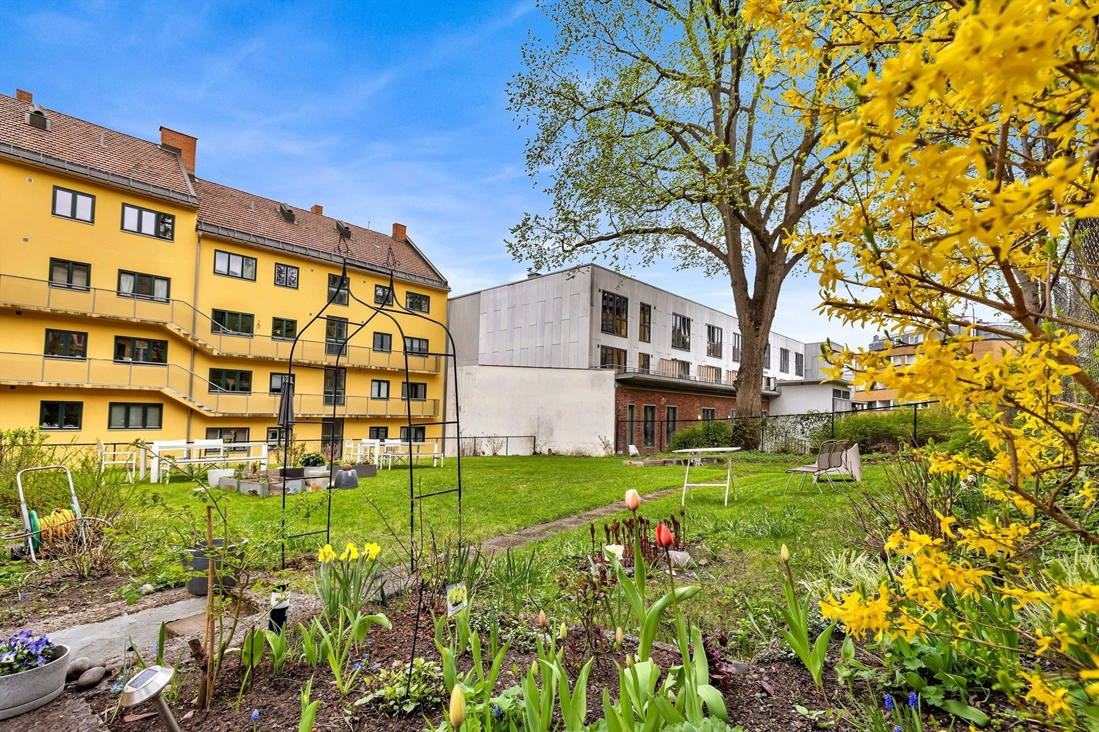 Aksjelaget har en felles bakgård som er flott opparbeidet med frodig grøntarealer med sittegrupper til disposisjon for beboerne. Galleribilde