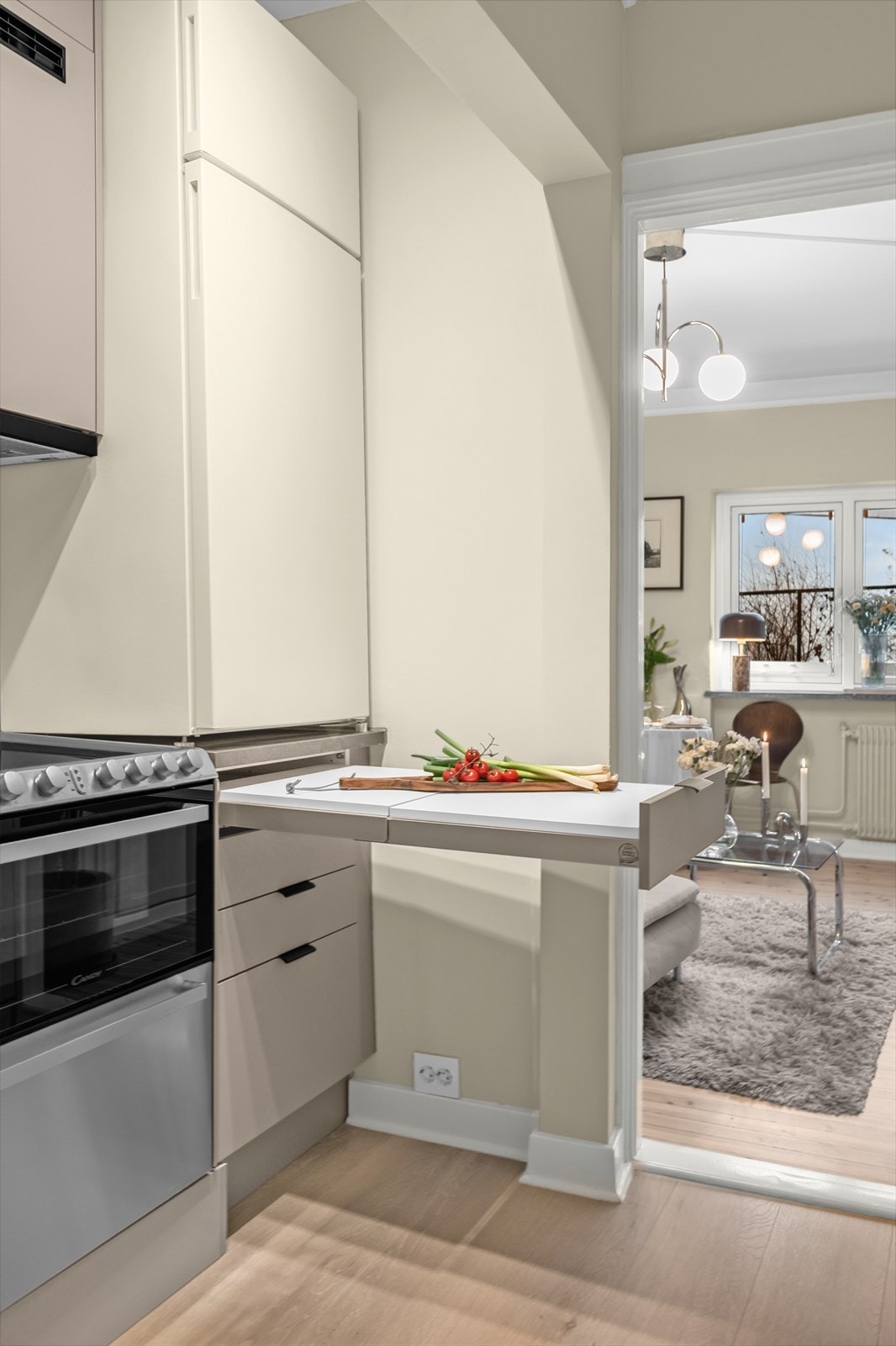 Smart innredet kjøkken utstyrt med platetopp, stekevon, kjøleskap, samt oppvaskmaskin. Galleribilde