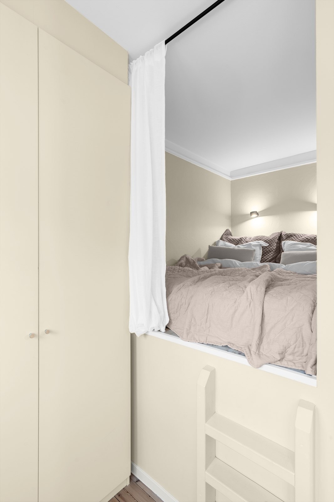 Det gir en god utnyttelse av arealet og gode oppbevaringsmuligheter i innebygd garderobeskap. Galleribilde