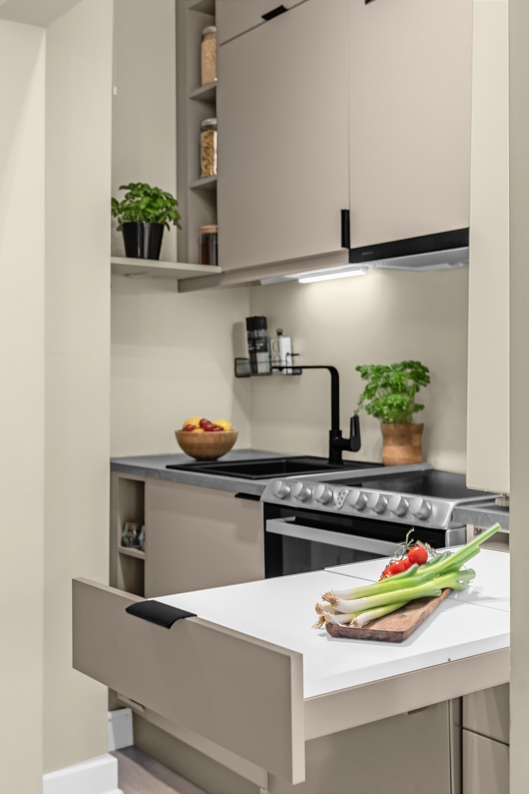 Innredningen har en fin kombinasjon av skap- og benkeplass for både oppbevaring og matlaging. Galleribilde