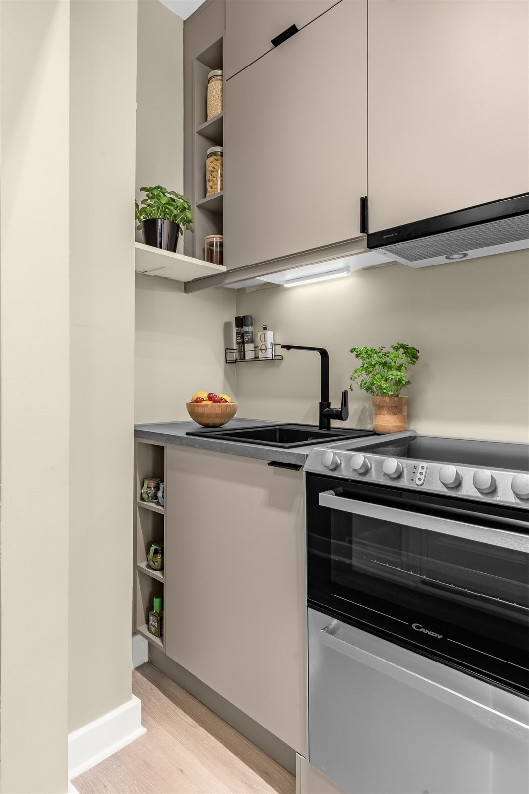 Det er slette fronter og benkeplate i laminat med oppvaskkum. Galleribilde