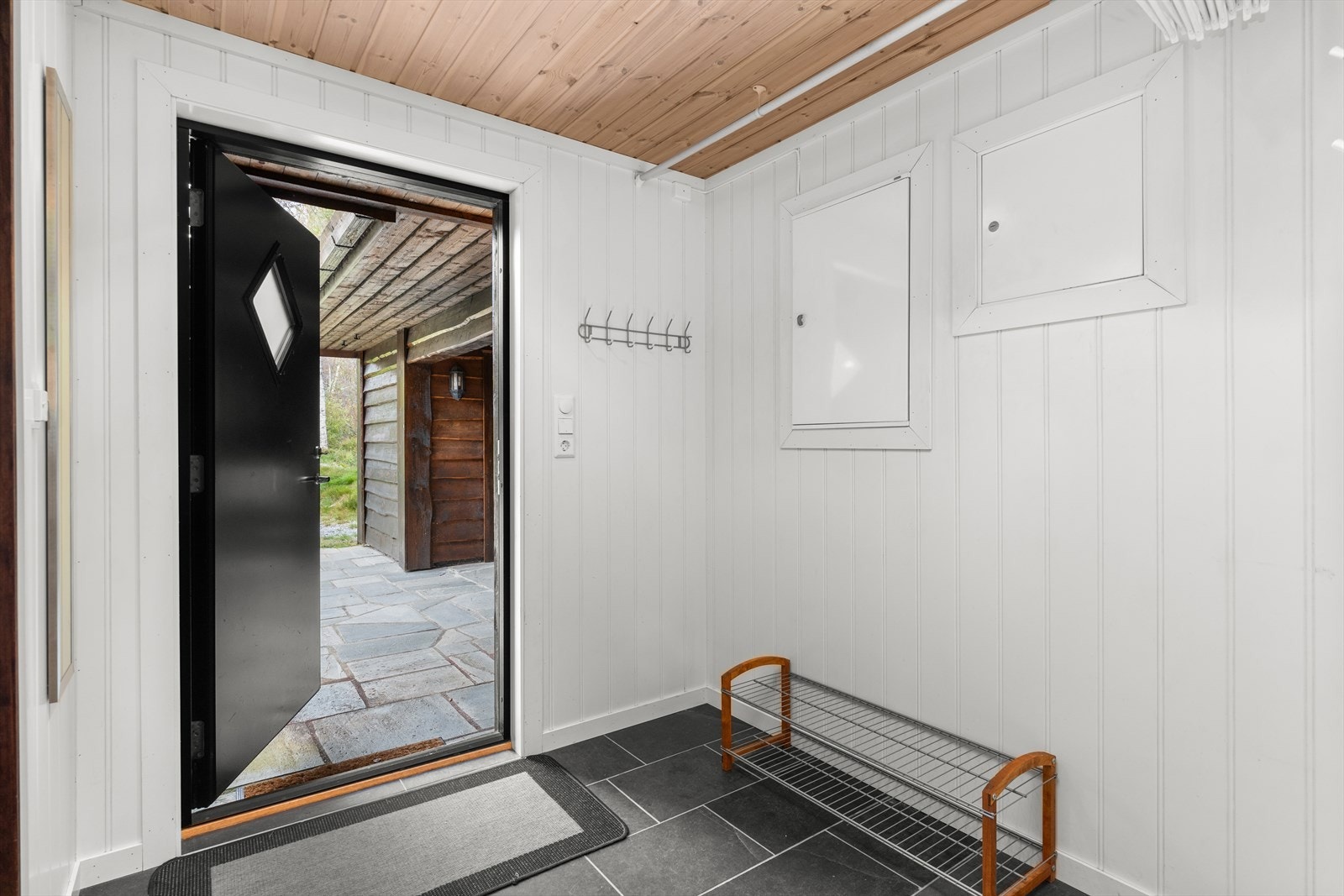 Romslig gang med god plass til sko og yttertøy Galleribilde