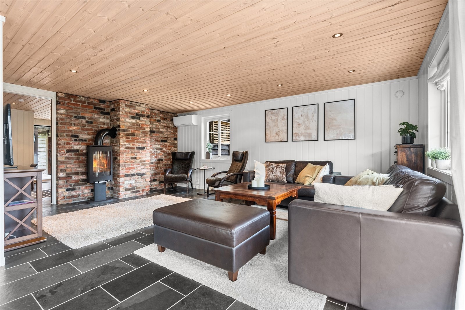 Peis og varmepumpe i stuen Galleribilde