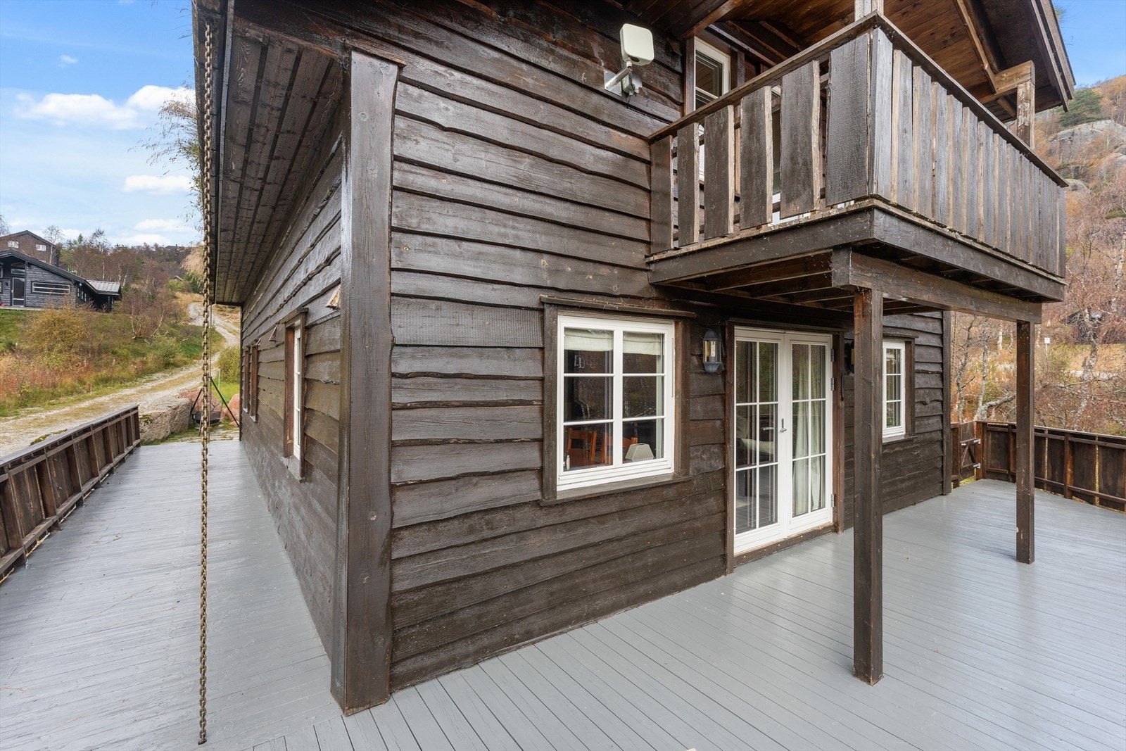 Terrassen foran hytten med utsikt rett mot alpinbakken Galleribilde