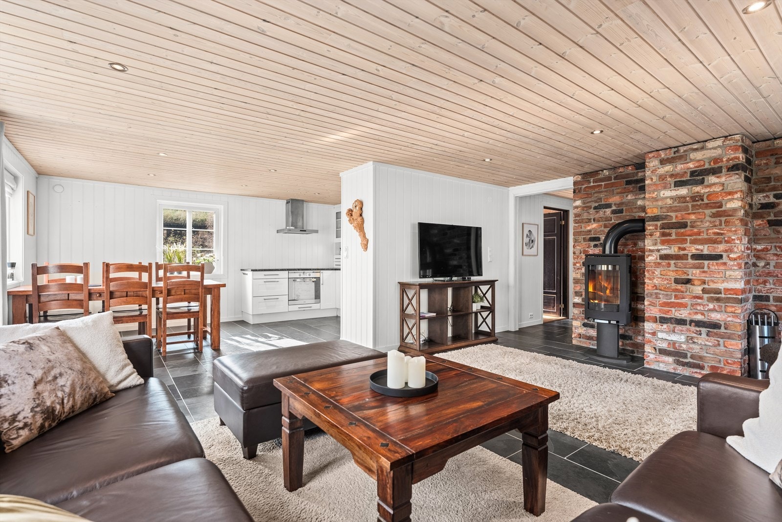 Stuen og kjøkkenet er i en delvis åpen løsning med god plass til både sofa- og spisegruppe Galleribilde