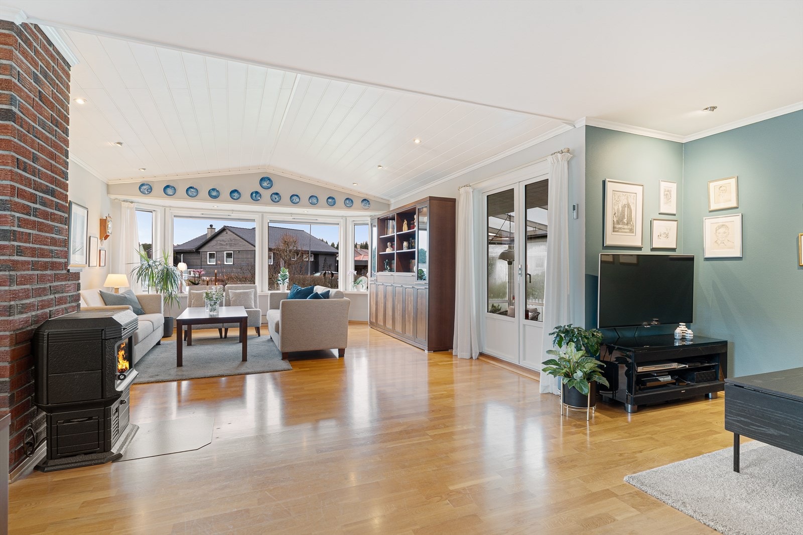 Boligen har en lys og luftig stue med god plass til flere sittegrupper samt spisebord Galleribilde