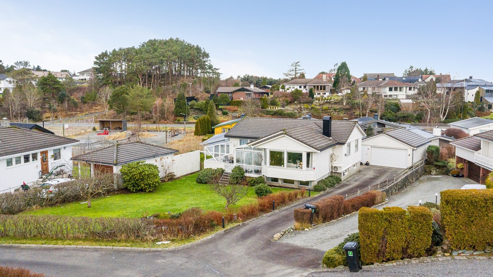 Eiendommen ligger fint og fritt til, og kan by på gode solforhold gjennom dagen Galleribilde