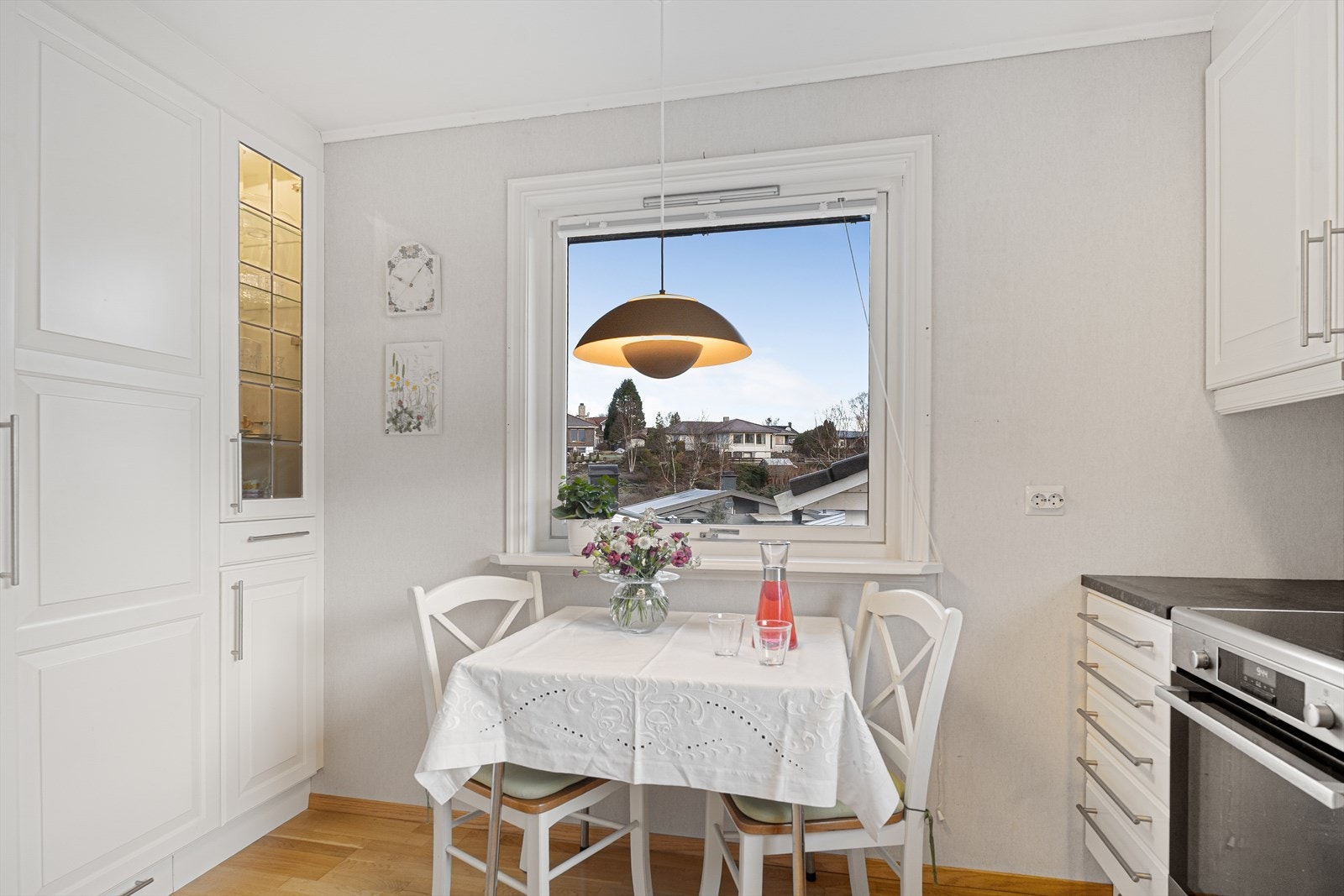 Det er integrert mikrobølgeovn og kjøleskap, mens øvrige hvitevarer er frittstående Galleribilde