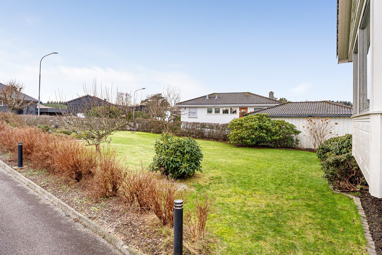 Den romslige hagen byr på rikelig med boltreplass for hele familen Galleribilde