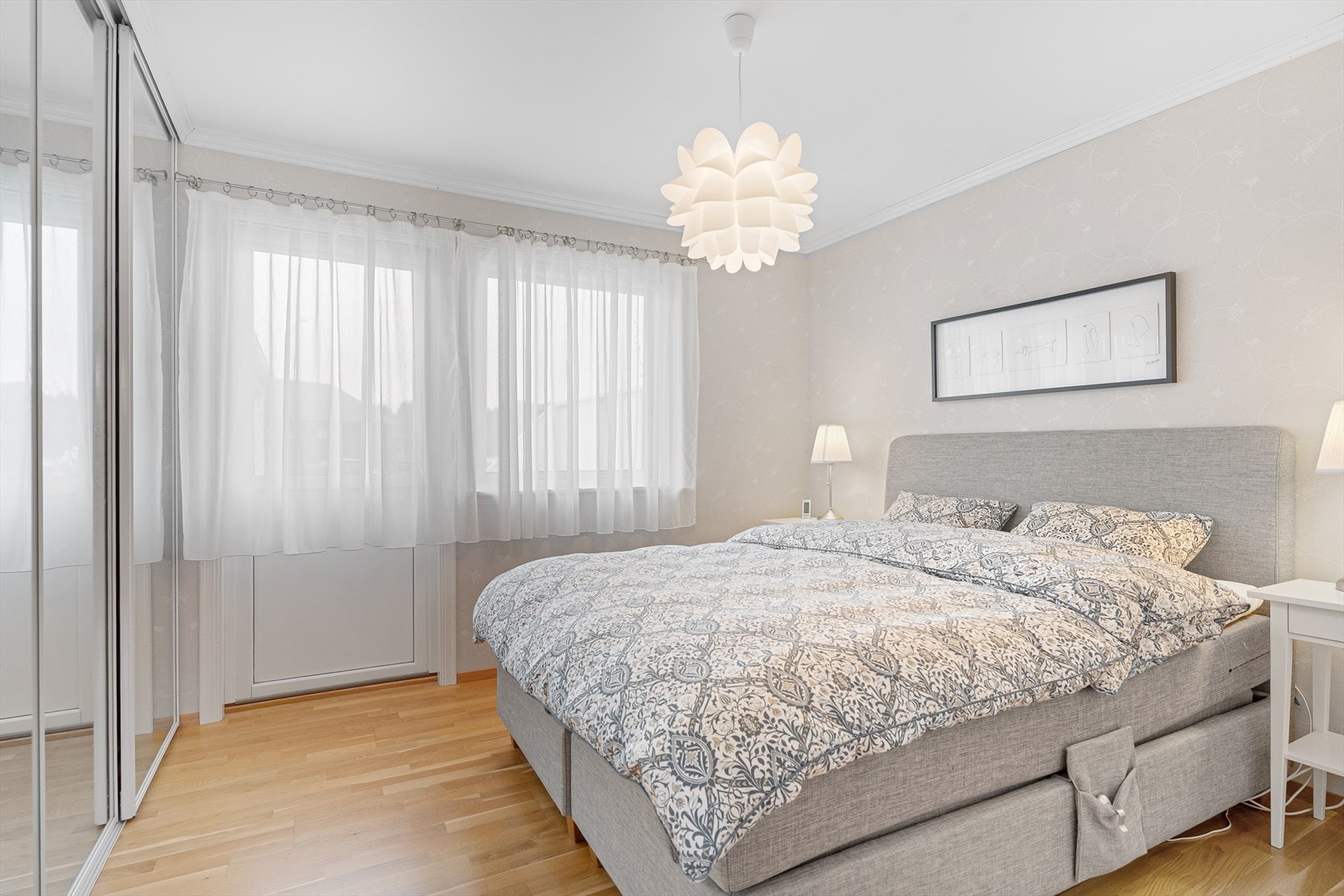 Stort og flott hovedsoverom med god plass til dobbeltseng og tilhørende nattbord Galleribilde