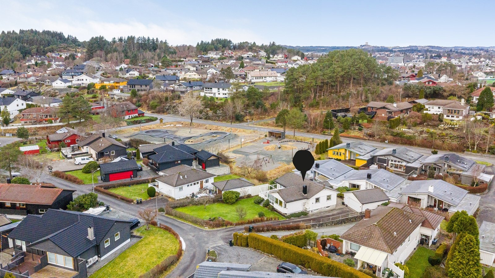 Boligen har en rolig og barnevennlig beliggenhet i blindvei Galleribilde