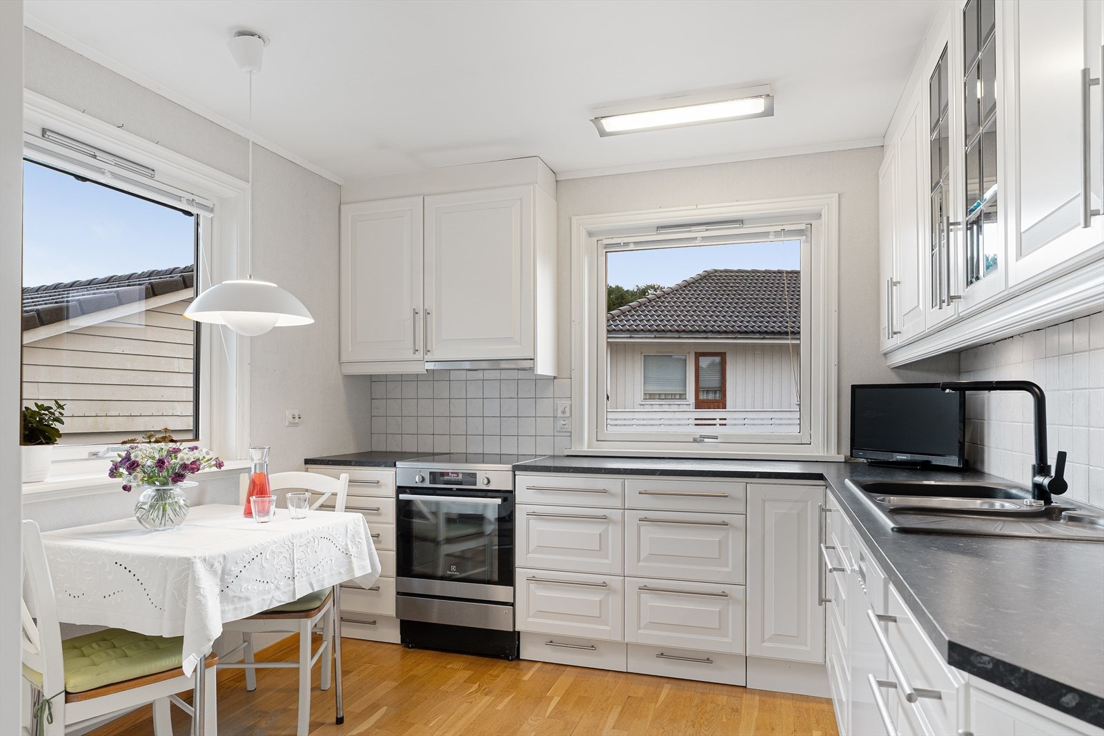 Boligen har et romslig kjøkken med god skap- og benkeplass Galleribilde