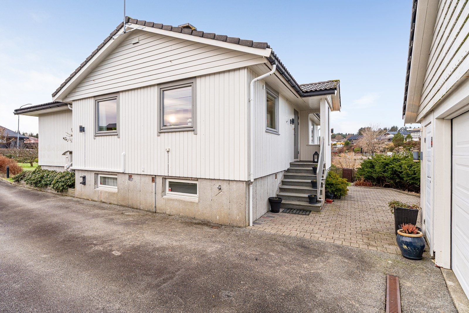 Boligen har en pent, overbygget inngangsparti Galleribilde