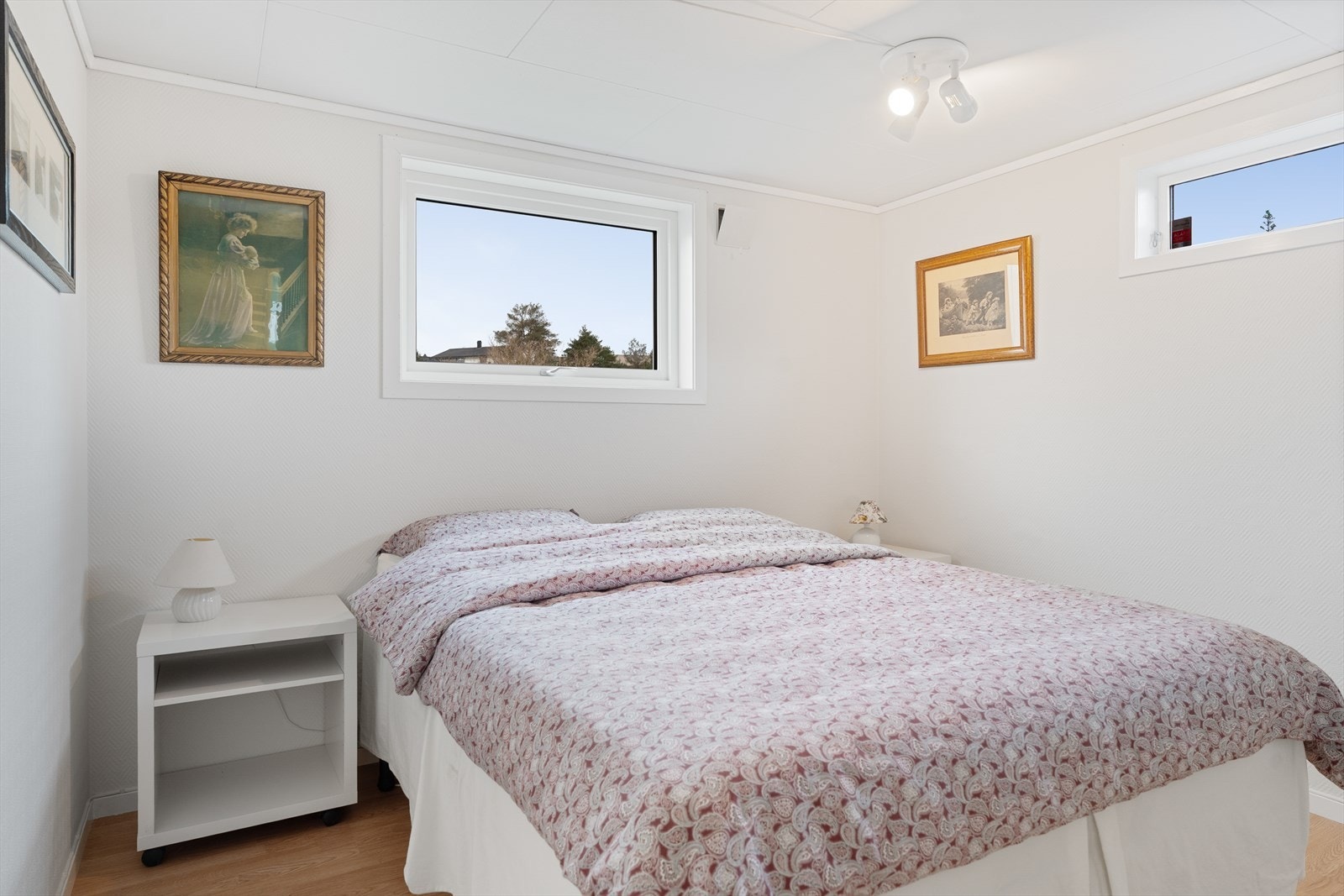 Det er to soverom i kjelleren av god størrelse Galleribilde