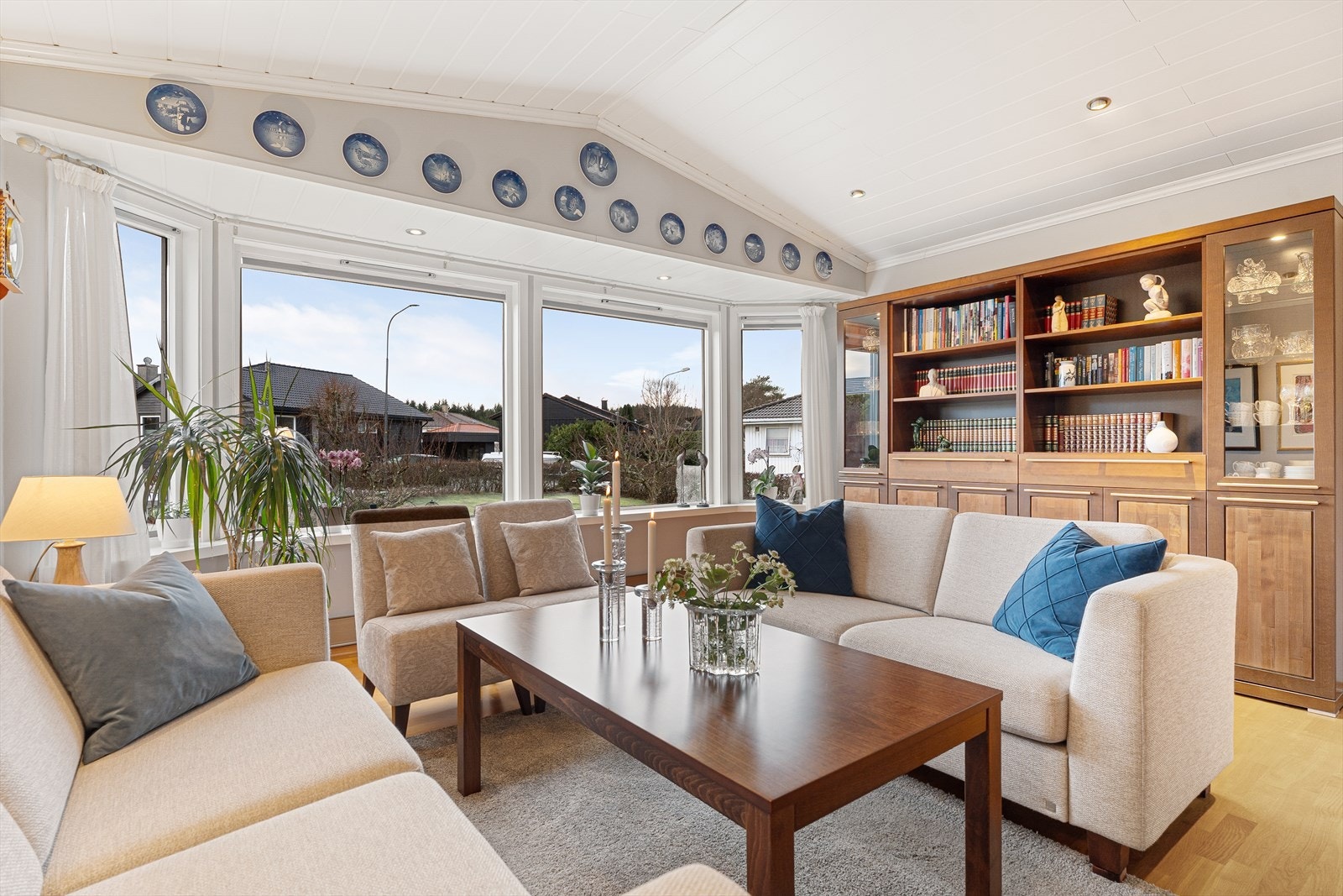 Store vindusflater sørger for masse naturlig dagslys Galleribilde