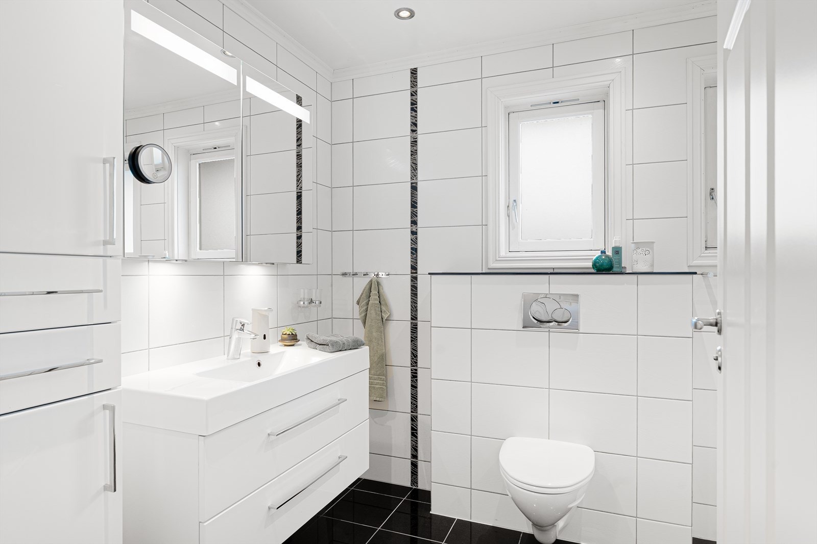 Badet i 1. etasje har fliser på både vegger og gulv, og er utstyrt med elektriske varmekabler i gulvet Galleribilde