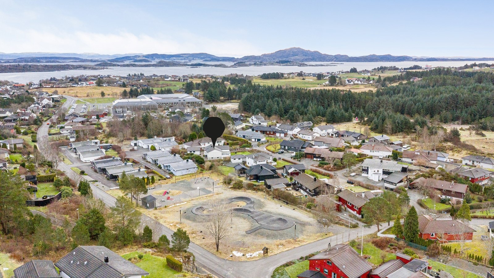 Her bor du med kort avstand til både barnehager, skoler, idrettsanlegg og flotte turområder- for øvrig er er ca. 2 km til Kopervik sentrum Galleribilde