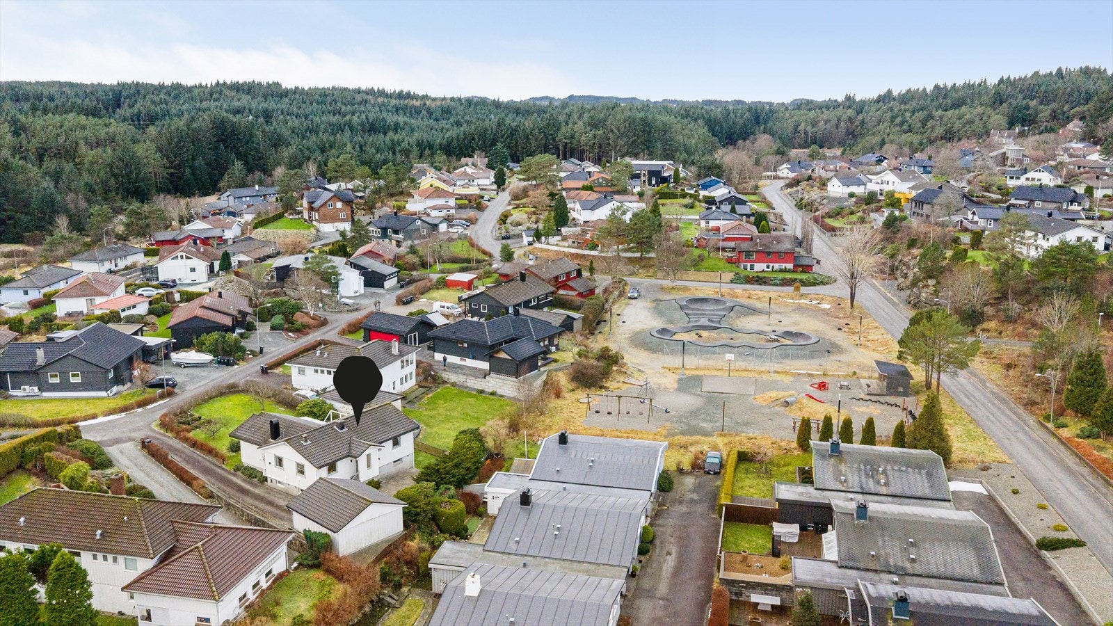 Like ved eiendommen er det både lekeplass og sykkelbane for barna Galleribilde