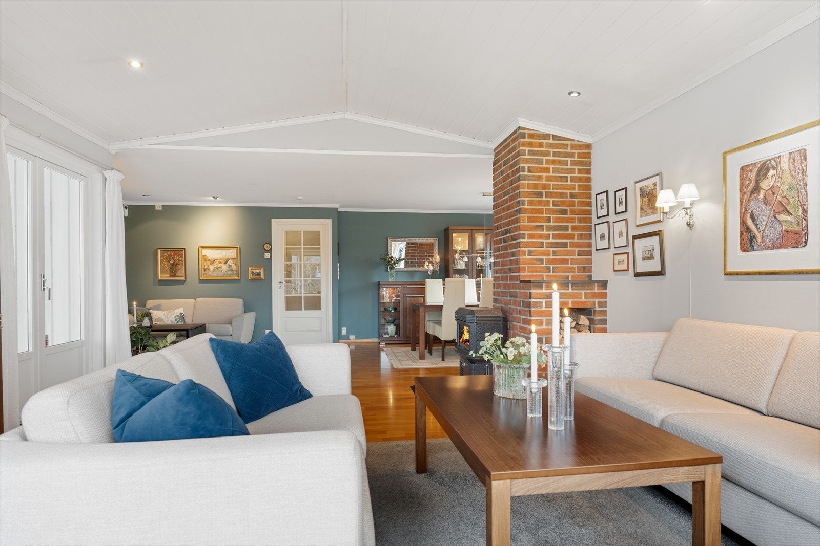 Generøs takhøyde i deler av stuen bidrar til en meget god romfølelse Galleribilde