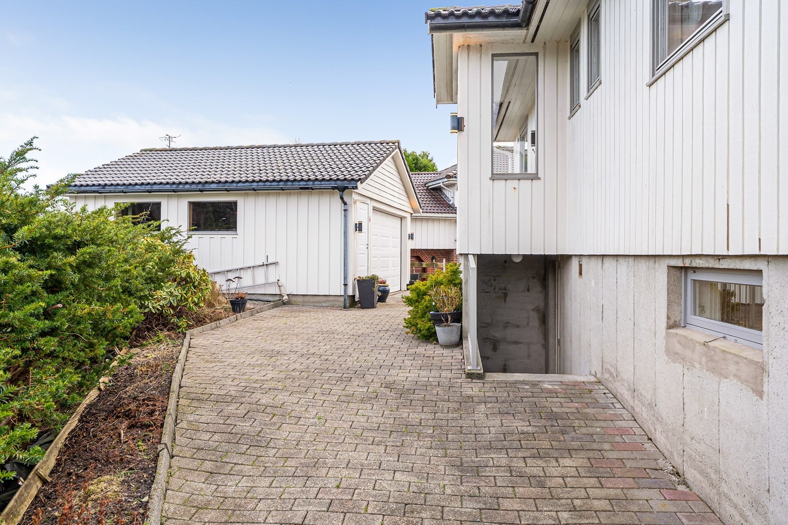 Det er også egen inngang til boligens kjelleretasje Galleribilde