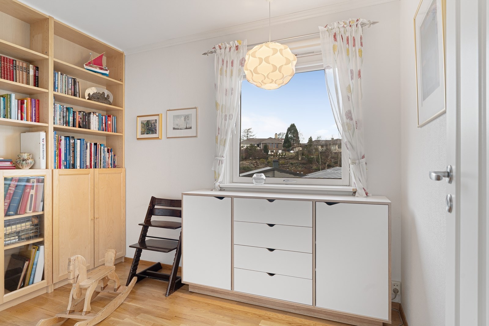 Soverom nr. 2 i 1. etasje funger utmerket som barnerom, gjesterom eller hjemmekontor - alt etter ønske og behov! Galleribilde