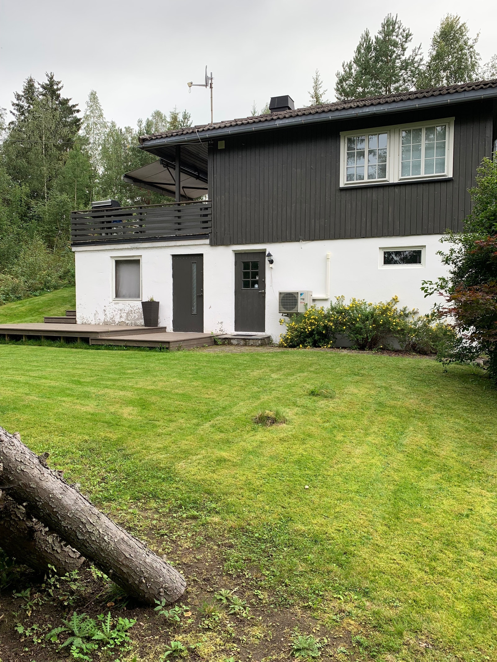 Inngangsparti , terrasse og hage Galleribilde