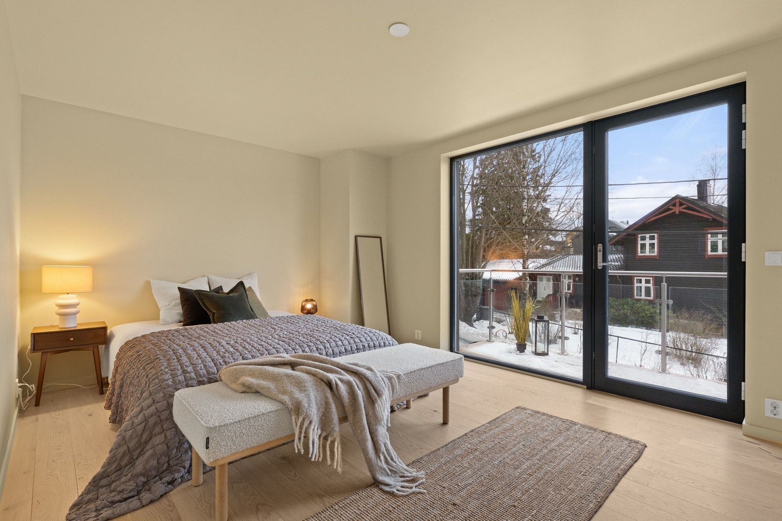 Hoversoverommet har store vindusflater og utgang til egen balkong Galleribilde