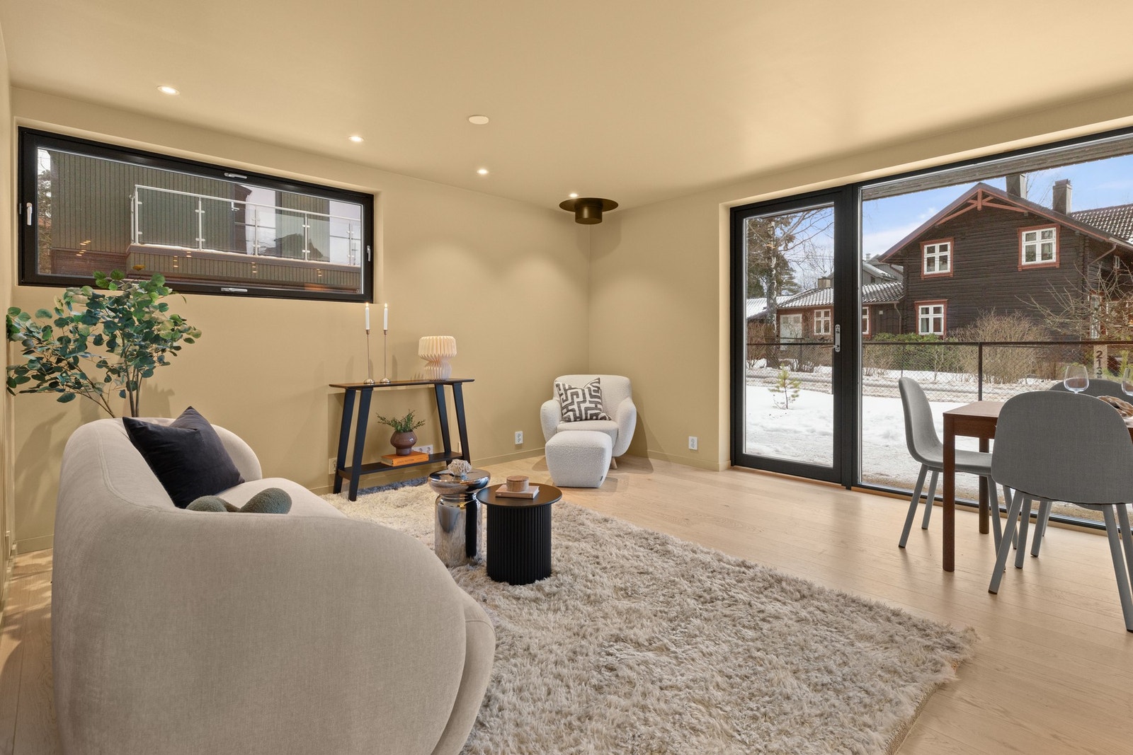 Boligen har et romslig oppholdsrom med moderne materialvalg Galleribilde