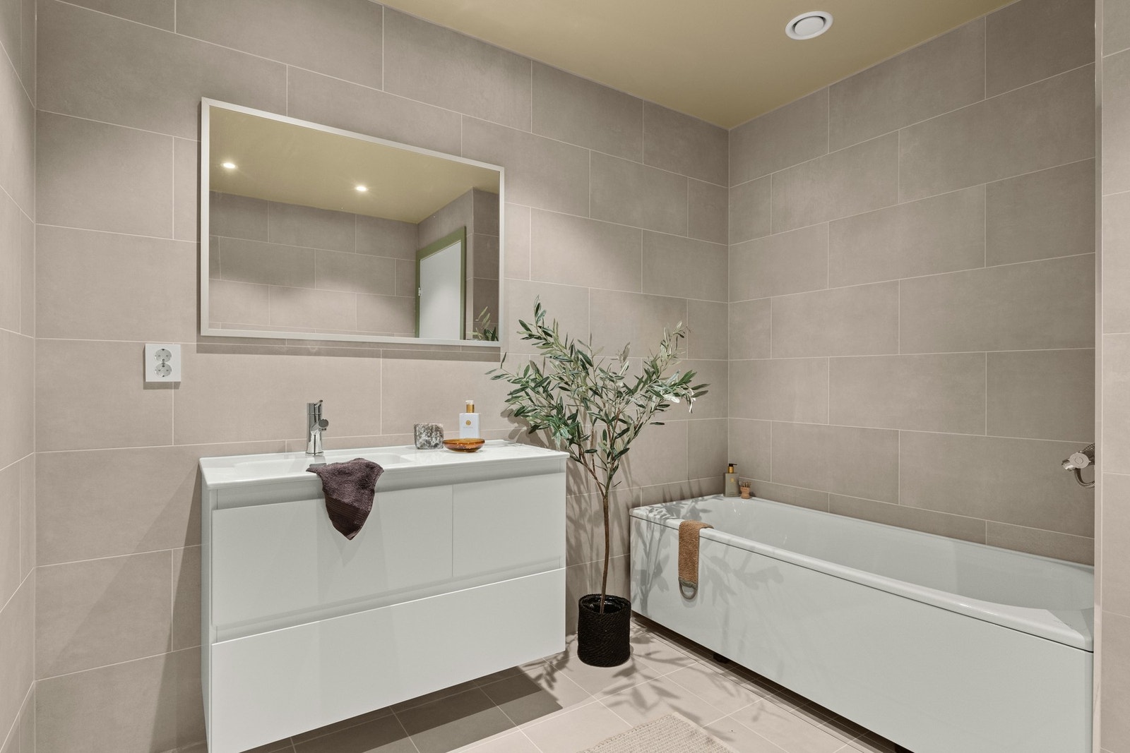 Boligen har totalt tre bad med med moderne innredning, samt et toalettrom Galleribilde