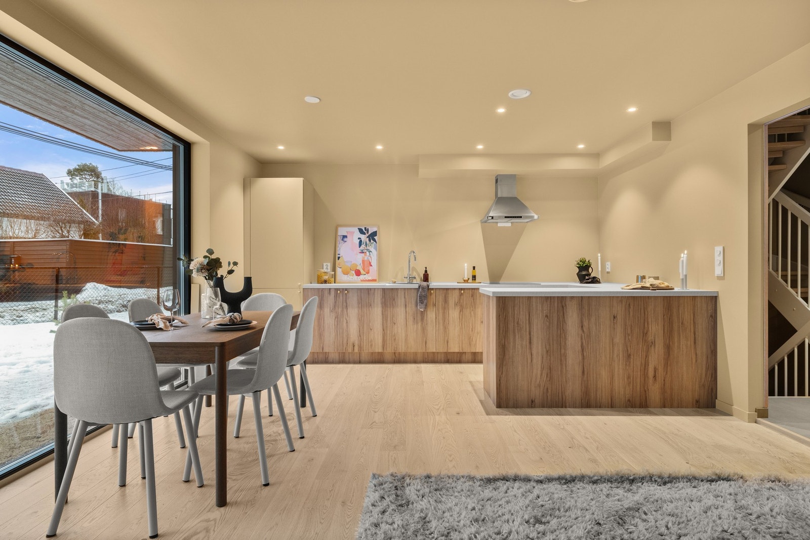 Kjøkkenet har godt med både skap og benkeplass Galleribilde