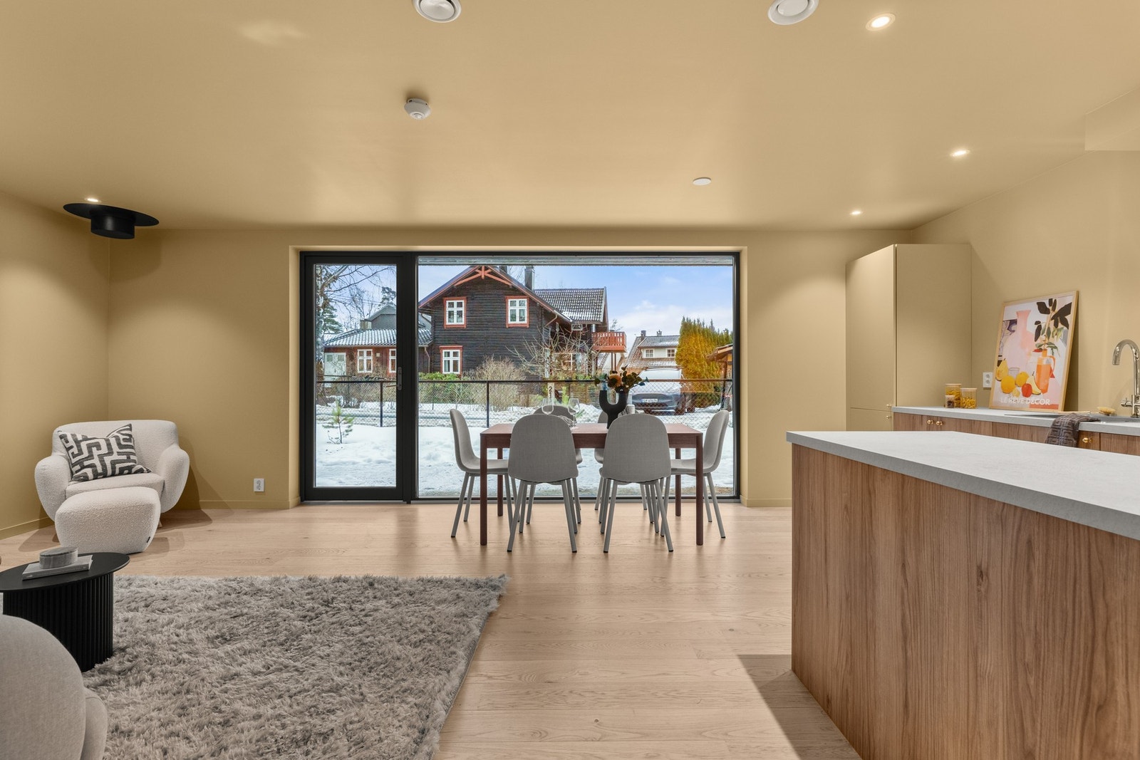 Åpen stue- og kjøkkenløsning med gode lysforhold Galleribilde