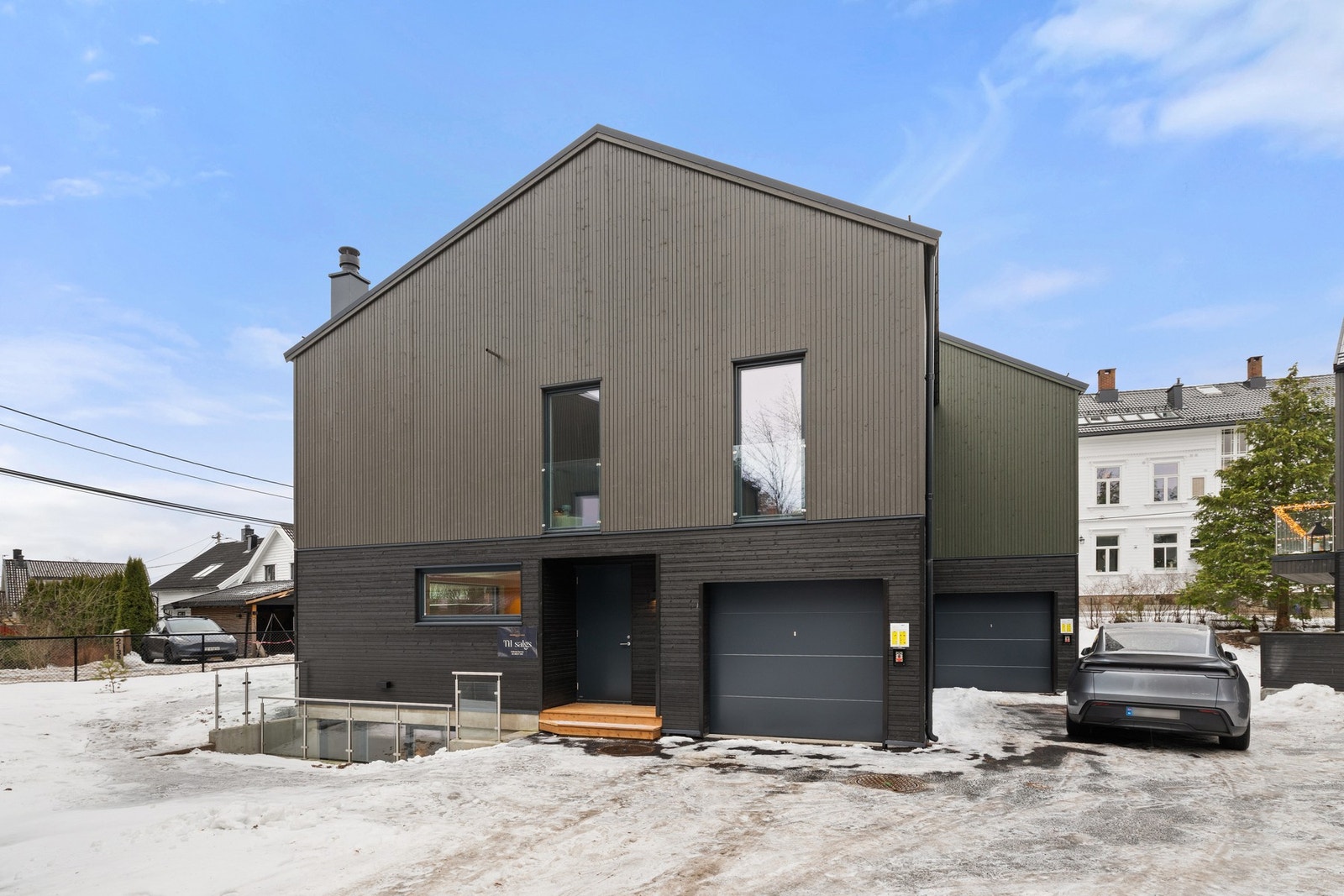 Boligen har en praktisk bilheis som gir innvendig parkering for to biler Galleribilde