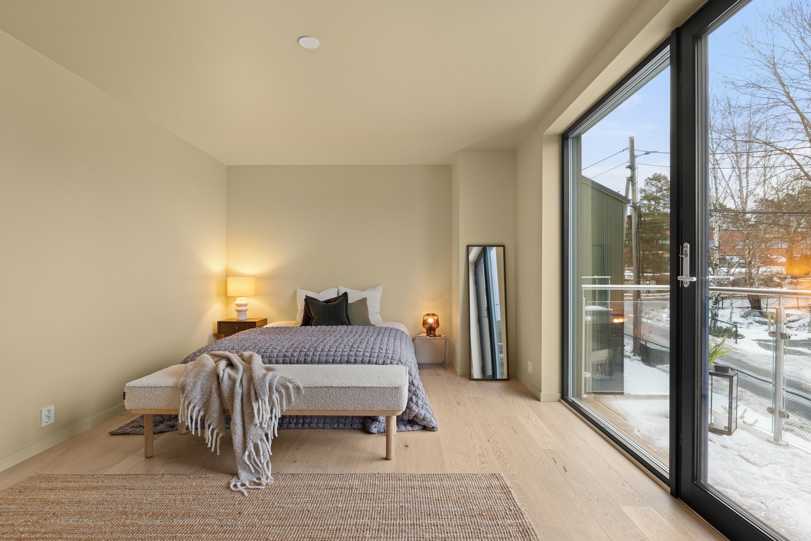 Hovedsoverommet med god plass til seng og tilhørende møblement Galleribilde