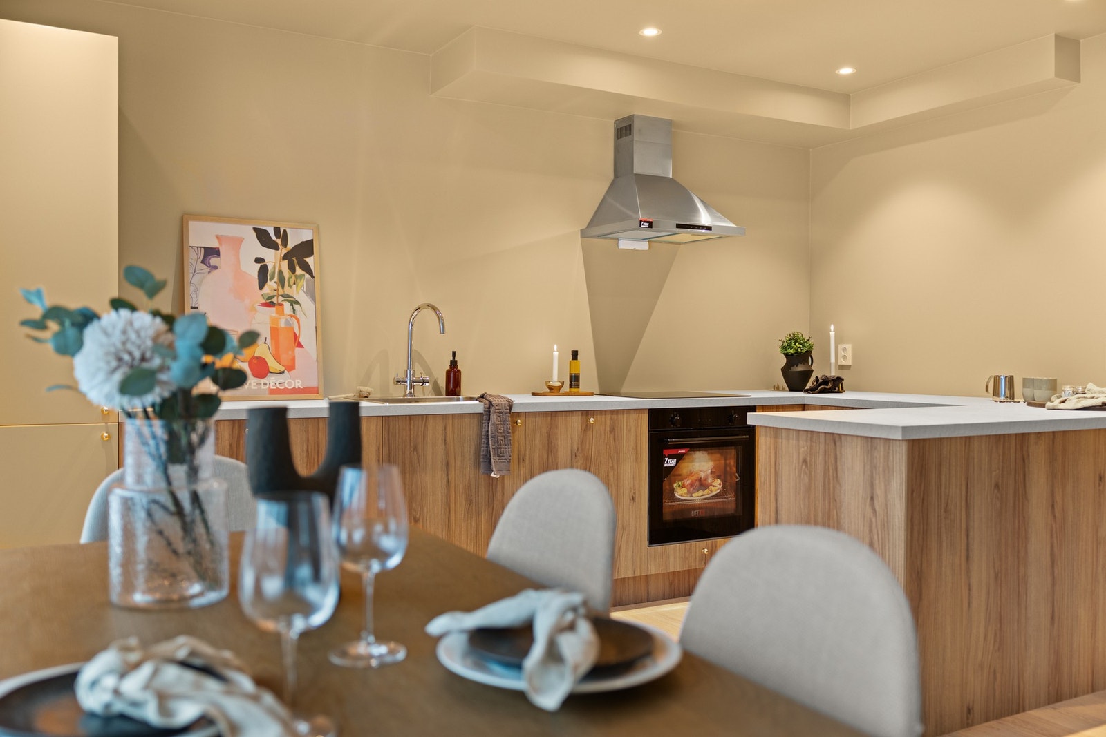 Kjøkkenet har tidsriktige materialvalg Galleribilde