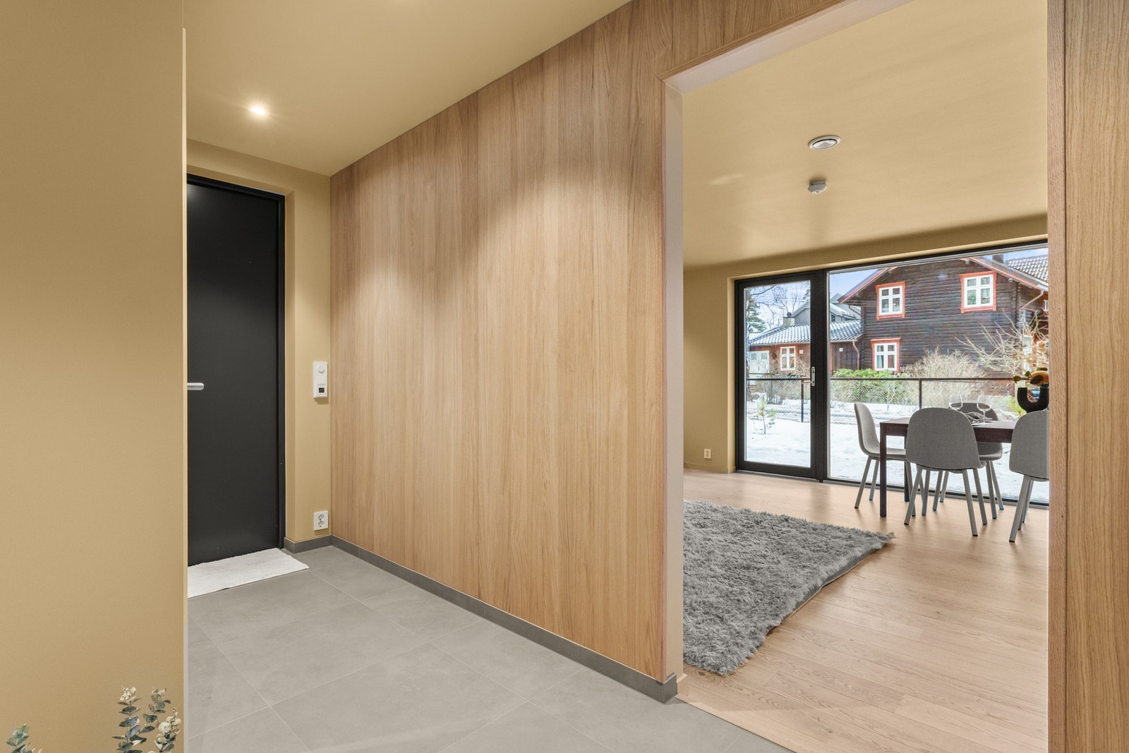 Innbydende entré med plass til garderobe Galleribilde