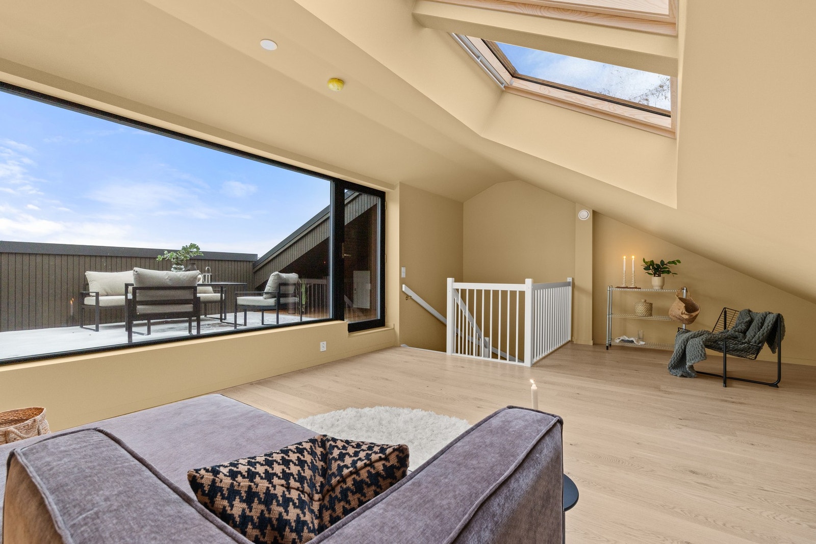 Loftsstue med utgang til privat takterrasse Galleribilde