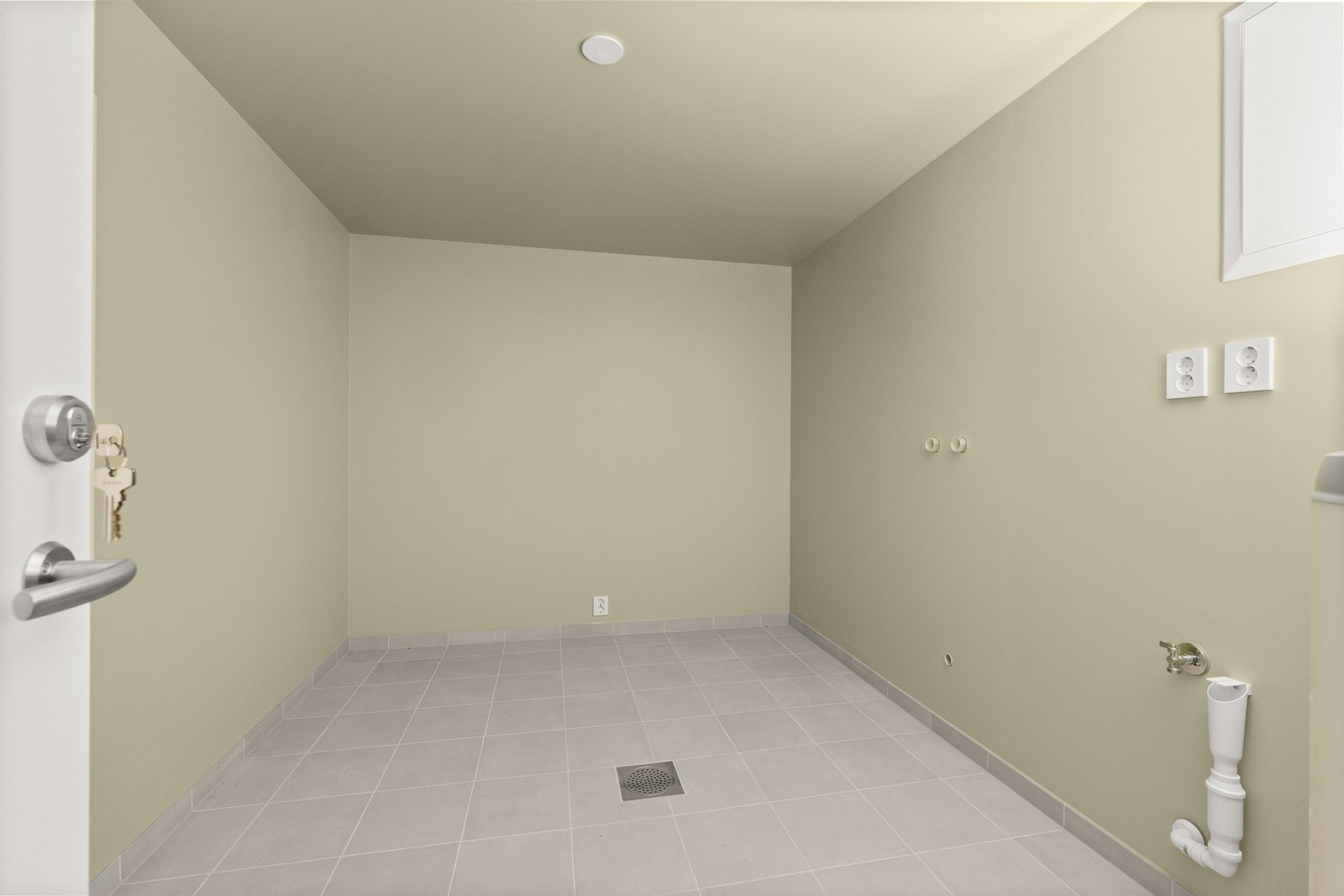 Bod i underetasje med opplegg for vaskemaskin og sluk Galleribilde