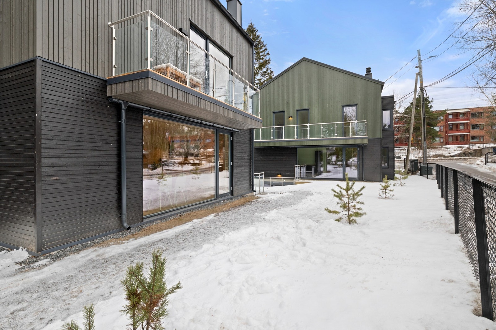 Boligen ligger i andre rekke, med en skjermet beliggenhet mot vei. Galleribilde