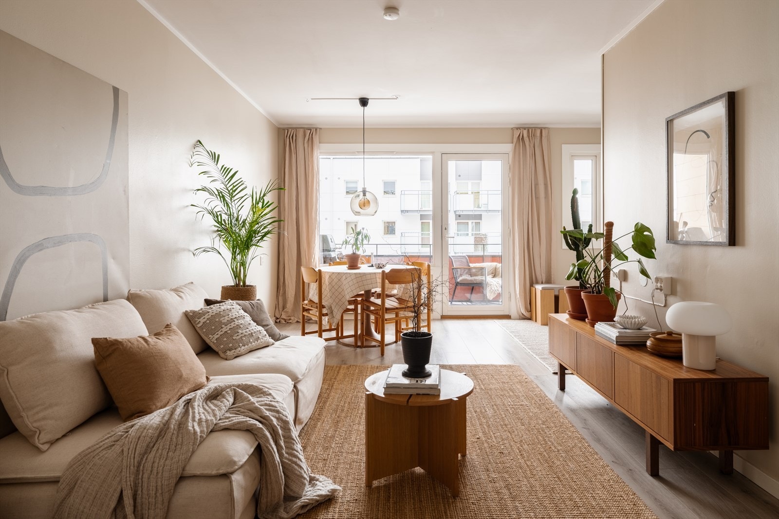 Ingrid Elgaaen v/Nordvik ønsker velkommen til Nils Huus gate 17! (Foto: Paul Dragoman ) Galleribilde