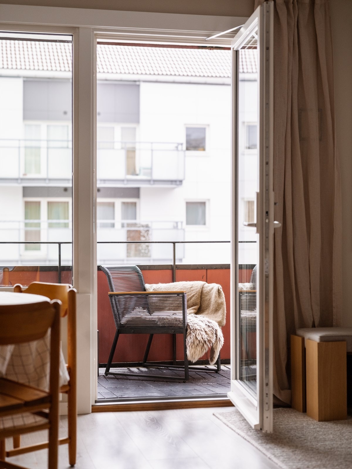 Fra stuen er det direkte utgang til en herlig balkong Galleribilde