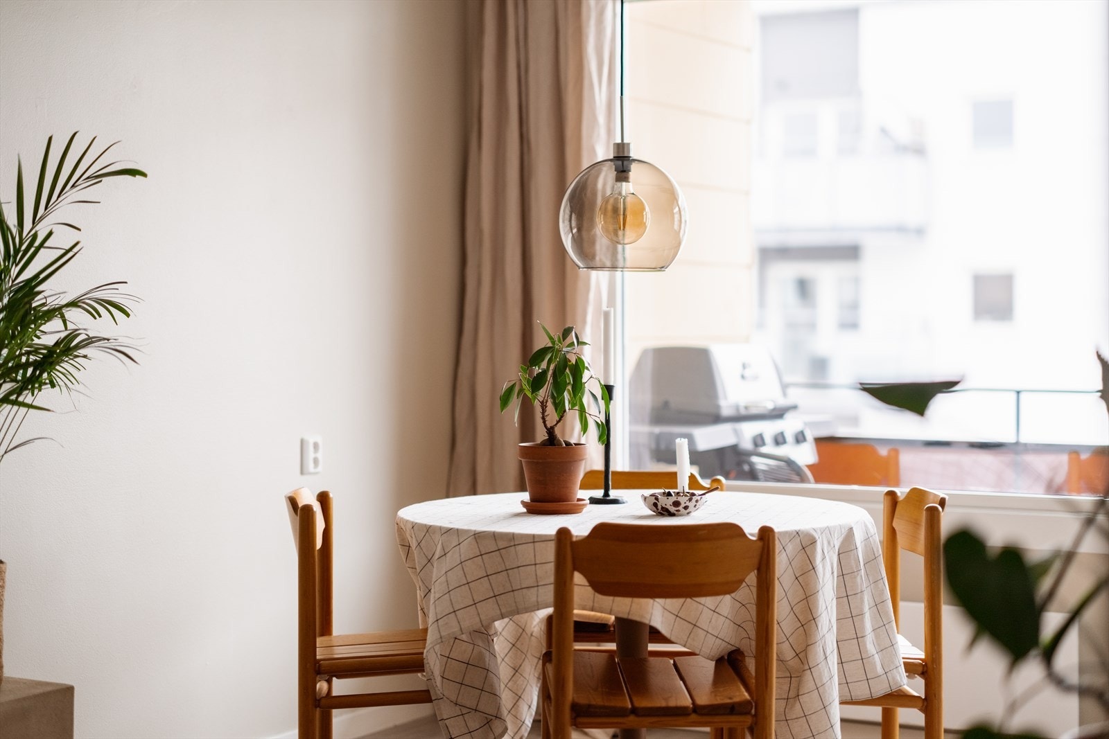 Store vindusflater kombinert med en åpen stue/kjøkkenløsning gir en god romfølelse Galleribilde