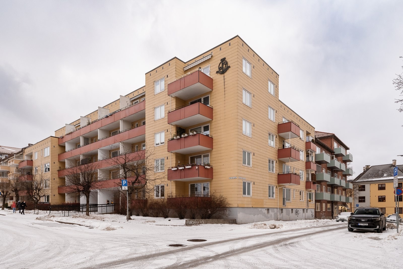 Borettslaget disponerer parkeringsplasser til utleie til beboerne. Leien er på 350,- pr mnd. Galleribilde