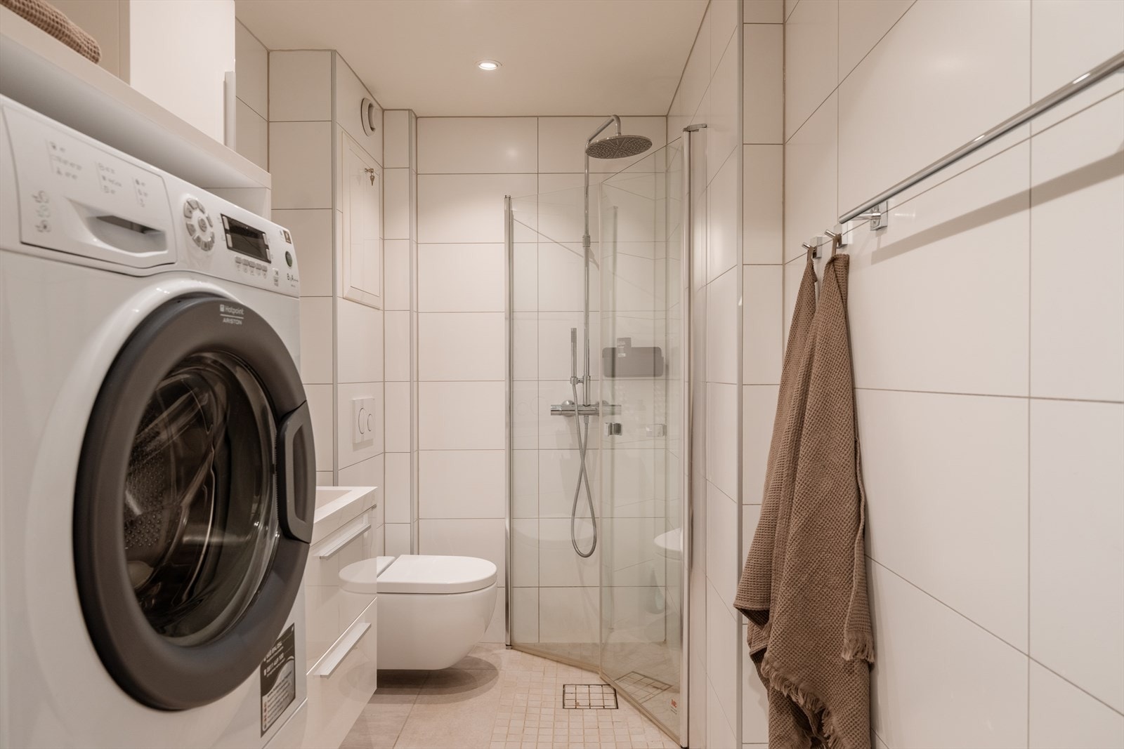 Innredningen består av vegghengt wc, dusjhørne, servant og opplegg for vaskemaskin. Galleribilde