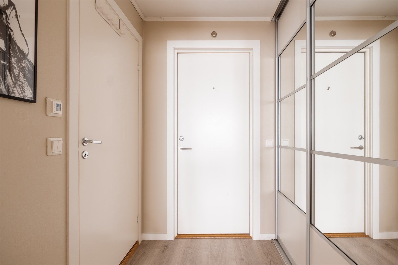 Entréen er utstyrt med stor skyvedørsgarderobe, som gjør det enkelt å holde entréen pen og ryddig. Velkommen inn! Galleribilde