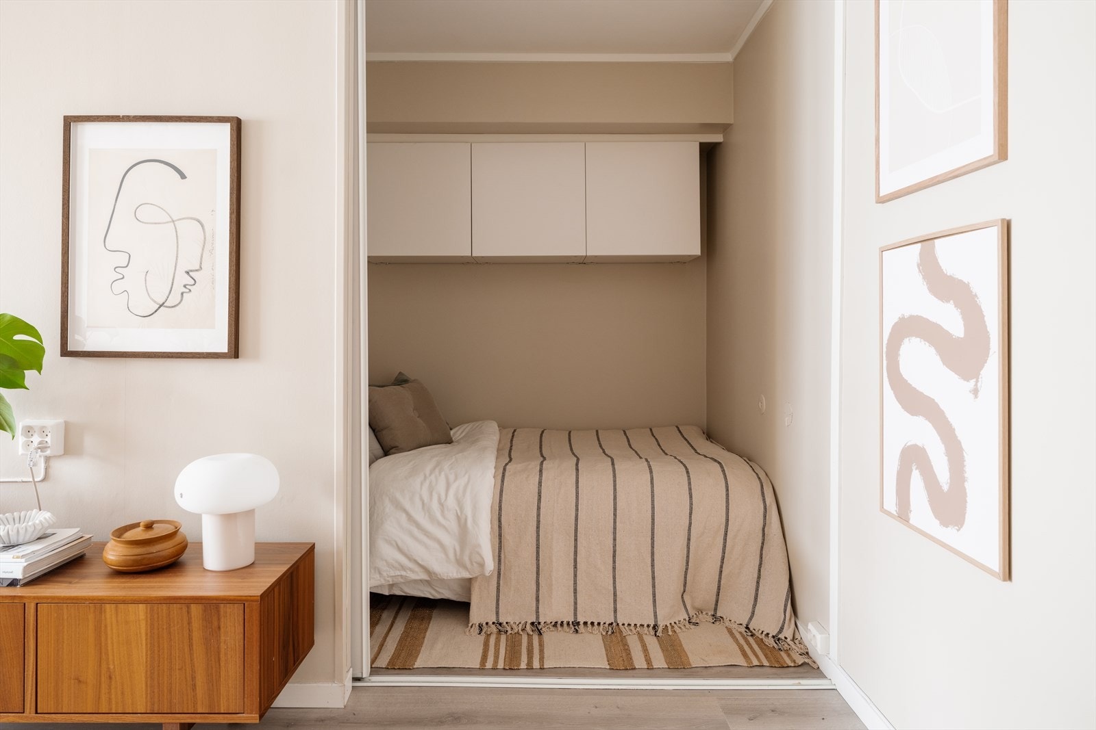 Praktisk sovealkove med plass til seng, nattbord og veggskap. Galleribilde