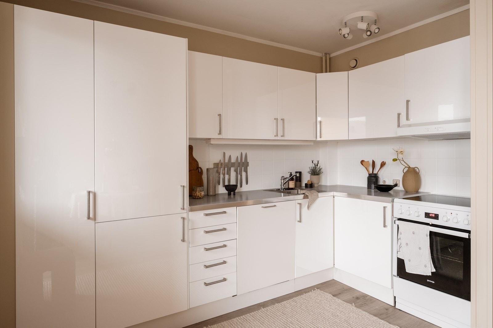 Tidløst kjøkken fra 2017, utstyrt med integrerte hvitevarer som oppvaskmaskin og kjøl-/fryseskap, samt plass til frittstående komfyr Galleribilde