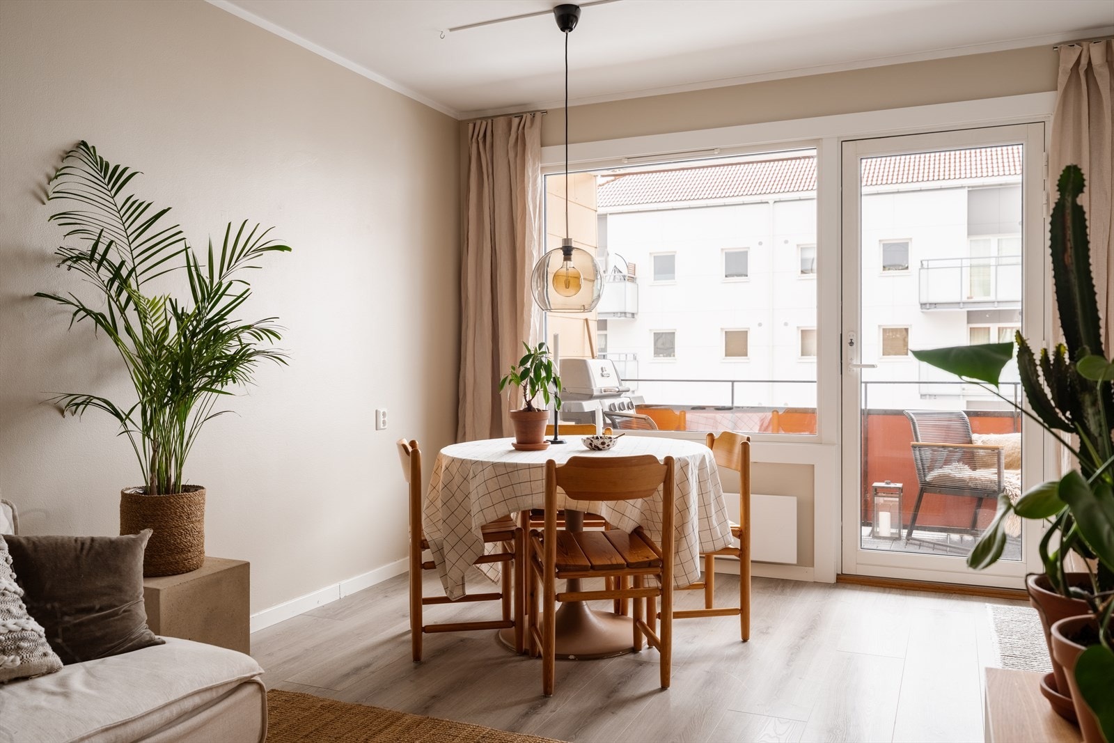 Her er det god plass til sofa, TV-møblement og spisebord. Galleribilde