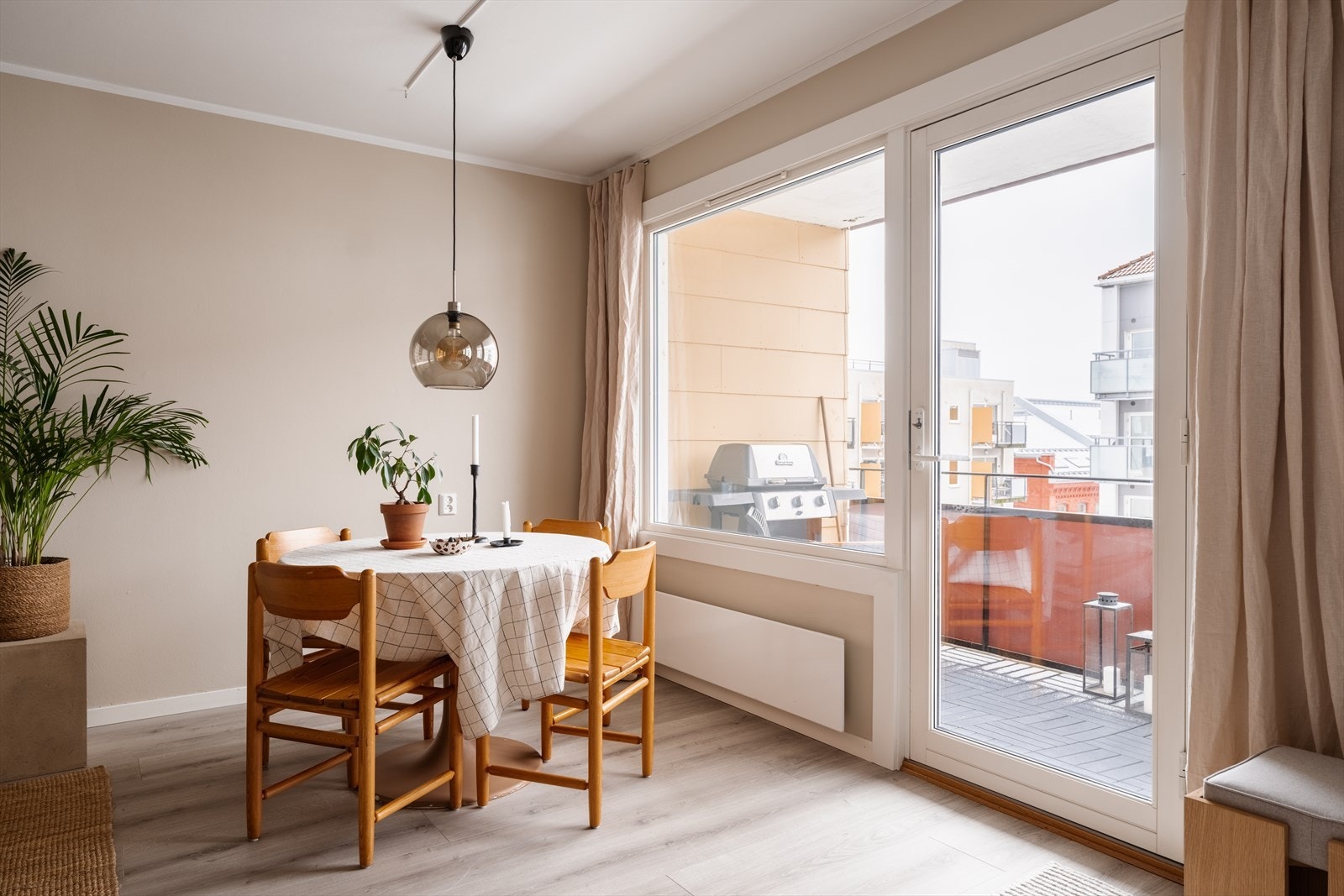 De store vindusflatene slipper godt inn med naturlig lys i rommet Galleribilde